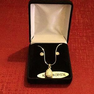 Gorgeous two-piece jewelry set.